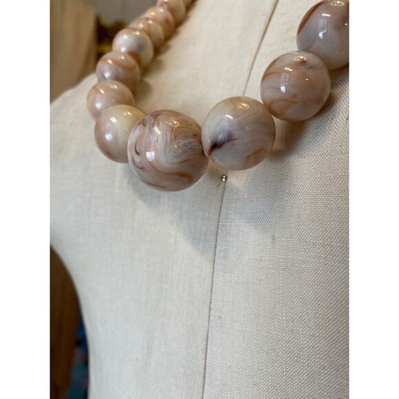 vintage lucite swirl beaded necklace caramel cream graduated long chunky jewelry - Picture 6 of 7